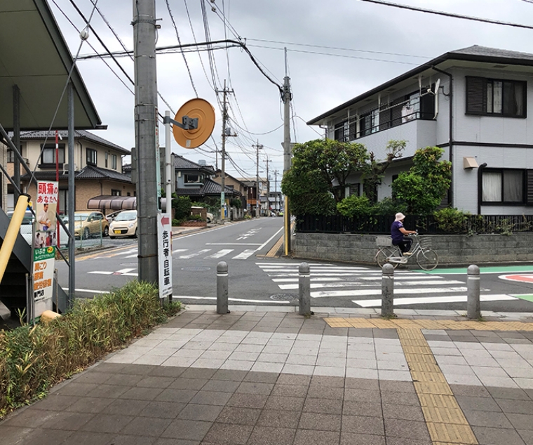 そのまま真っ直ぐお進みください。店舗まではもうすぐです。